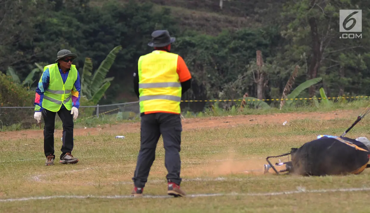 Atlet paralayang putri asal Malaysia Sharifah Nadiah Wafa terjatuh saat bertanding pada nomor ketepatan mendarat Asian Games 2018, Bogor (21/8). Sharifah diduga mengalami cedera bagian pinggul kaki kanan ke bawah. (Merdeka.com/Arie Basuki)