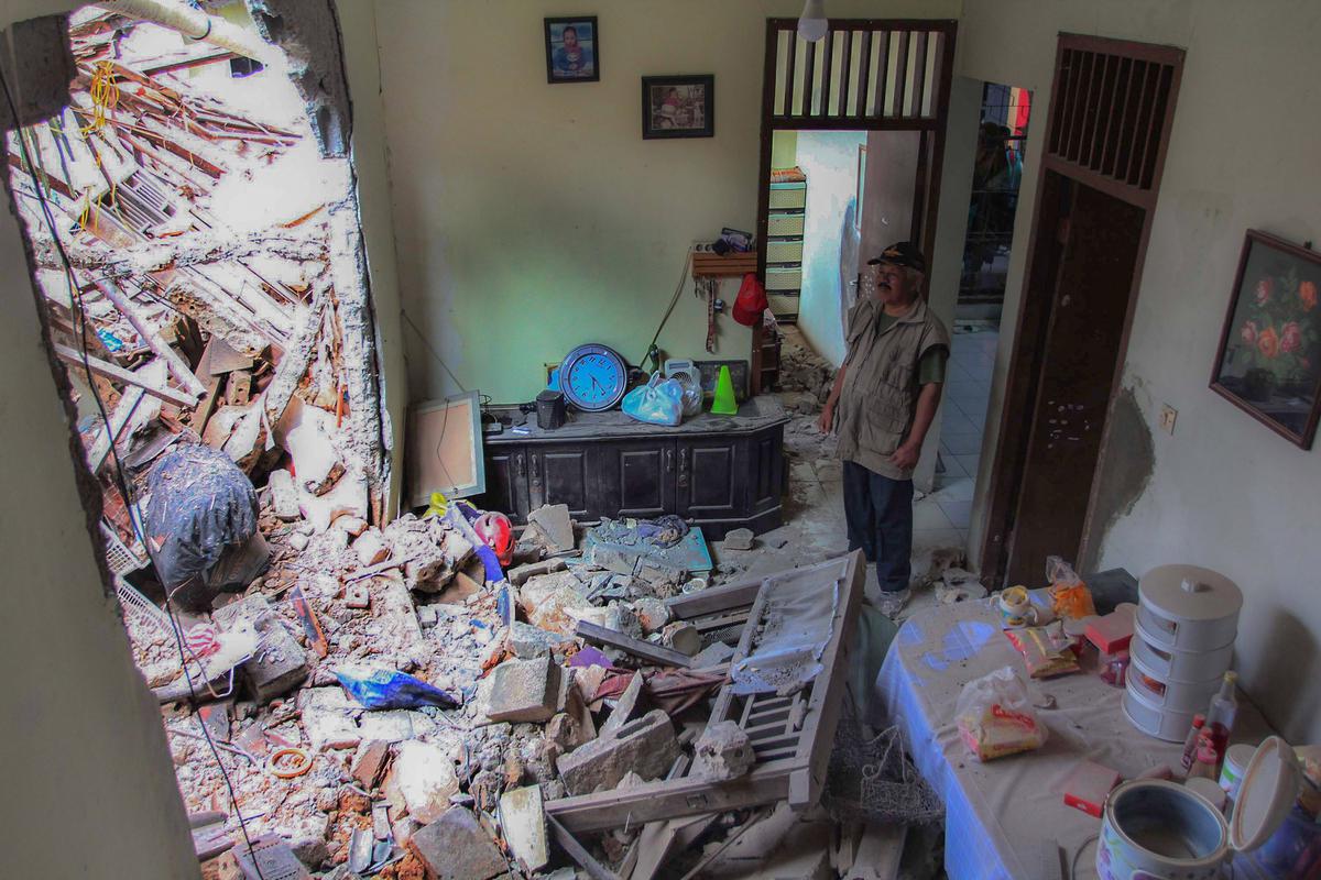 FOTO: Ledakan Misterius Guncang Pondok Cabe Ilir, 13 Rumah Rusak dan 7 Warga Luka