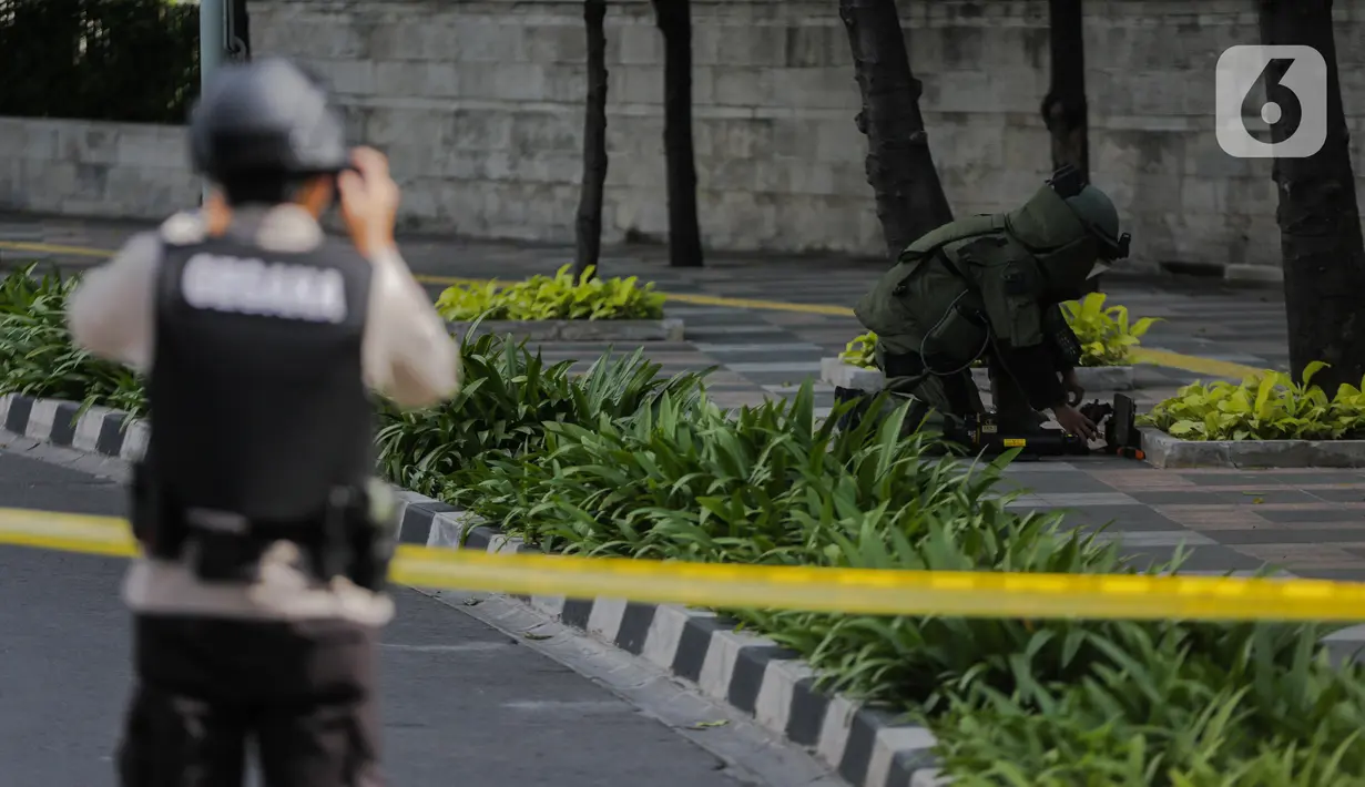 Anggota Gegana memeriksa sebuah tas mencurigakan yang ditaruh di depan Hotel Kempinski, Bundaran HI, Jakarta, Kamis (16/4/2020). Dalam pemeriksaan yang dilakukan anggota Gegana diketahui bahwa tas tersebut kosong. (Liputan6.com/Faizal Fanani)