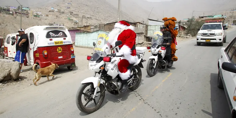 20151216-Santa-Claus-Peru-Reuters