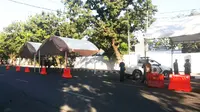 Aparat keamanan bersiaga di rumah Wapres JK di Jalan Haji Bau, Makassar, Sulawesi Selatan. (Liputan6.com/Eka Hakim)