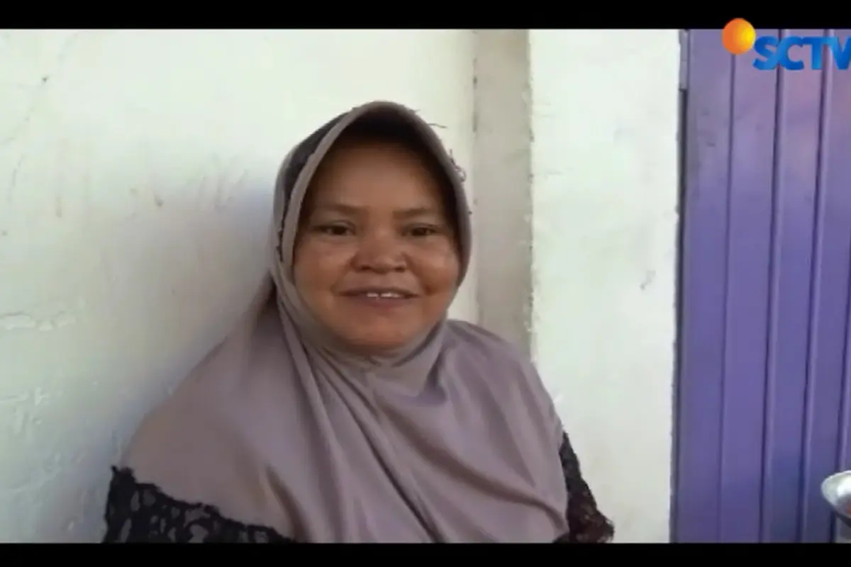 Senyum Sumringah Ibu Penjual Rempah Naik Haji