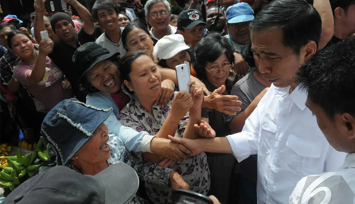 Para ibu saling rebutan untuk bisa berjabat tangan dengan Jokowi,  Manado, Sabtu (9/4/2014) (Liputan6.com/Herman Zakharia).