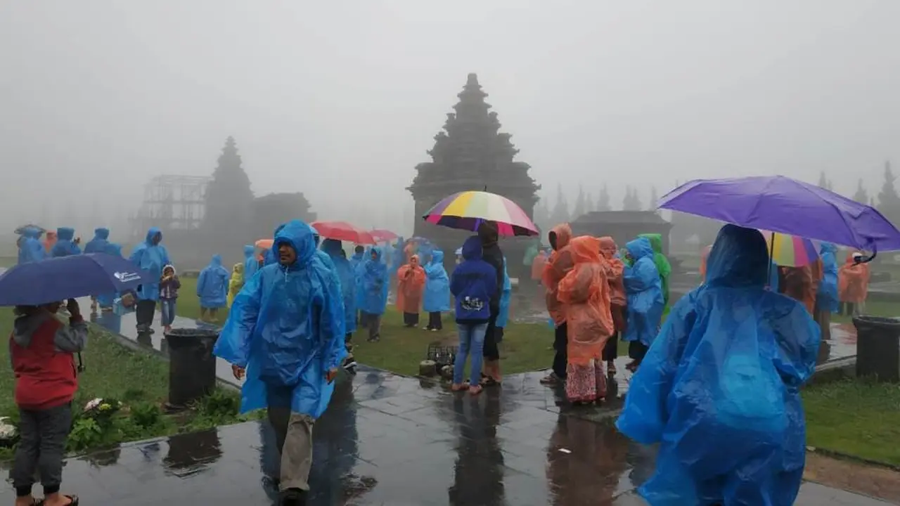 Sensasi hujan-hujanan pagi di kompleks Candi Arjuna Dieng, Banjarnegara, Jawa Tengah. (Foto: Liputan6.com/Aryadi untuk Muhamad Ridlo)