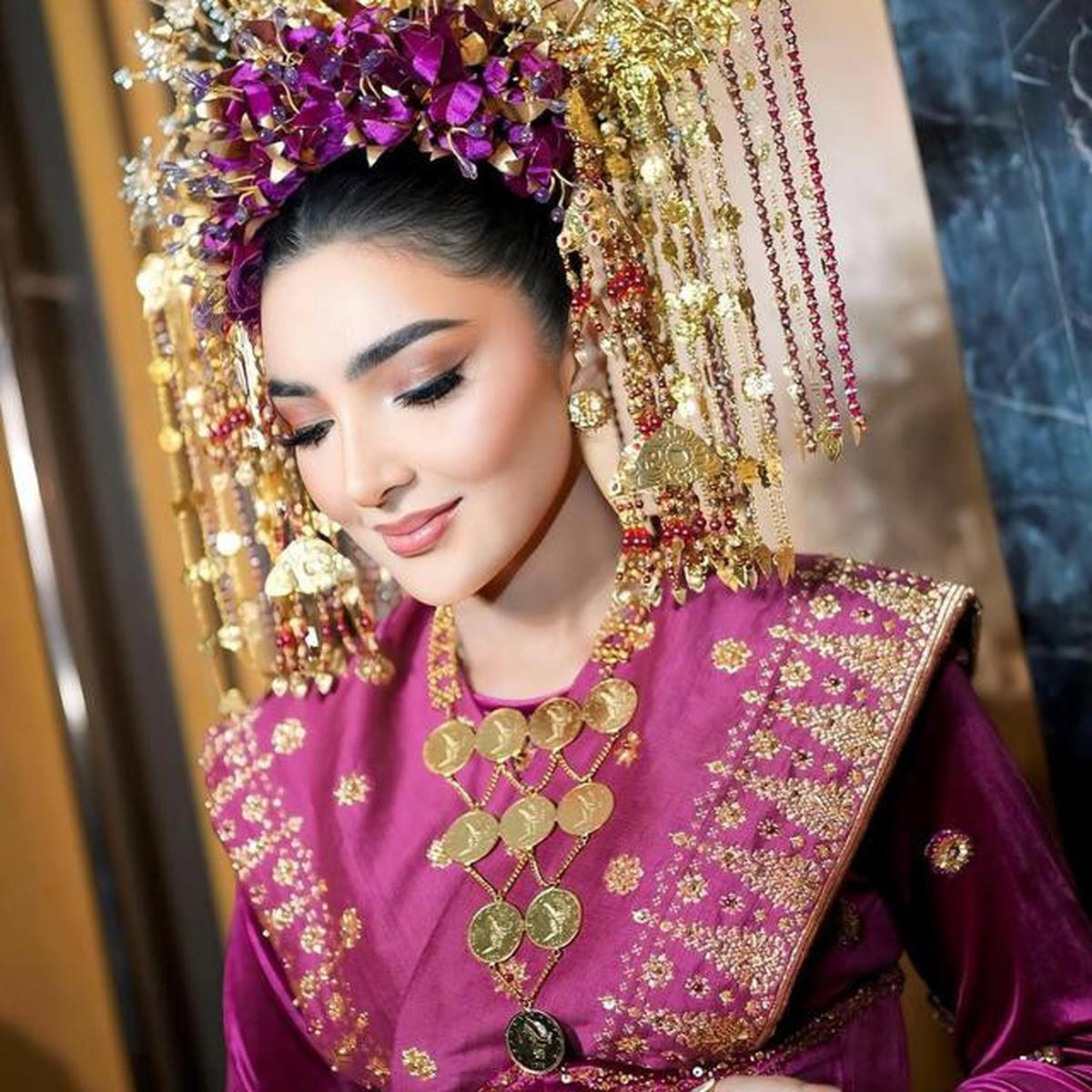 9 Potret Ashanty Pakai Baju Adat Palembang dengan Detail Mewah, Auranya Elegan
