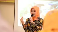 Ketua Tim Penggerak PKK Provinsi Jawa Barat Atalia Ridwan Kamil membagikan tips berbicara di depan umum atau public speaking saat menjadi pembicara dalam Public Speaking Training for Muslimah di Hotel Nampati Indah, Kota Bandung, Jumat (15/11/19).