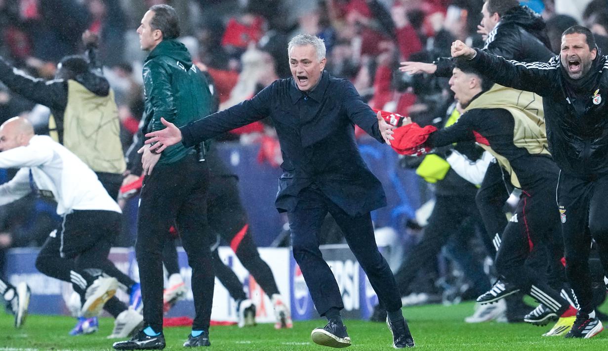 Benfica menciptakan salah satu malam paling bersejarah di Liga Champions musim ini setelah menundukkan Real Madrid dengan skor 4-2, Kamis (29/1/2026) dini hari WIB. Kemenangan dramatis itu memastikan langkah klub Portugal tersebut ke fase play-off, sekaligus menorehkan cerita yang akan dikenang lama di Estadio da Luz. (AP Photo/Armando Franca)