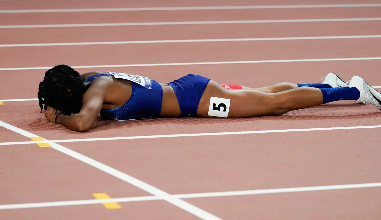 Sprinter Amerika Serikat, English Gardner tengkurap di trek balap saat mengalami cedera dalam semifinal 100 meter putri Kejuaraan Atletik Dunia di Doha, Qatar, Minggu (29/9/2019). Peraih medali emas olimpiade tersebut mengalami cedera hamstring. (AP Photo/David J. Phillip)