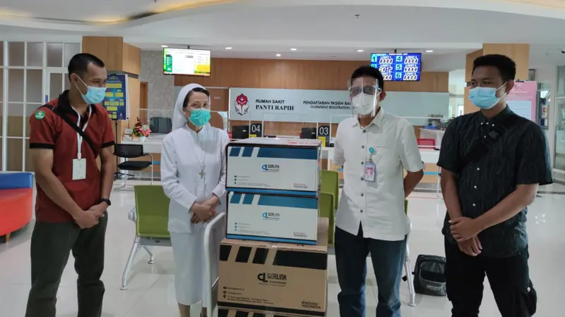 Manajemen Rumah Sakit Panti Rapih Yogyakarta, Jawa Tengah, menerima bantuan alat High Flow Nasal Cannula (HNFC) dari Djarum Foundation.