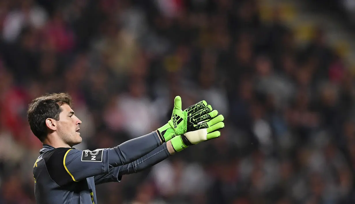 Tersingkir dari skuat utama Real Madrid membuat Iker Casillas bergabung ke FC Porto pada 11 Juli 2015. Gagal mempersembahkan gelar untuk Porto, mantan kapten timnas Spanyol itu memutuskan angkat kaki untuk mencari pengalaman baru. (EPA/Hugo Delgado)