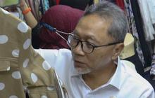 FOTO: Blusukan di Pasar Tanah Abang, Mendag Zulhas Borong Baju Lebaran