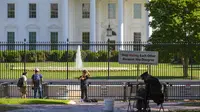 Seorang aktivis perdamaian terlihat di Lafayette Square dekat Gedung Putih di Washington, DC, Selasa (10/5/2021). Lafayette Square dibuka kembali untuk pejalan kaki hampir setahun setelah daerah itu dipagari ketika demonstrasi membesar sebagai tanggapan atas kematian George Floyd. (Eric BARADAT/AFP)