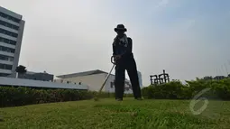 Petugas merapikan taman jelang Forum Parlemen Asia-Afrika di halaman Gedung Parlemen Senayan, Jakarta, Selasa, (21/04/2015). DPR akan menjadi tuan rumah Konferensi Parlemen Asia Afrika pada Kamis (23/04/2015). (Liputan6.com/Andrian M Tunay)