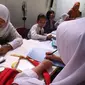 Seorang siswi mengisi formulir Penerimaan Peserta Didik Baru (PPDB) tahun ajaran 2016/2017 di Dinas Pendidikan Kota Yogyakarta, Rabu (15/6). PPDB jalur Kartu Menuju Sehat (KMS) diminati siswa untuk mendapatkan sekolah favorit. (Liputan6.com/Boy Harjanto)