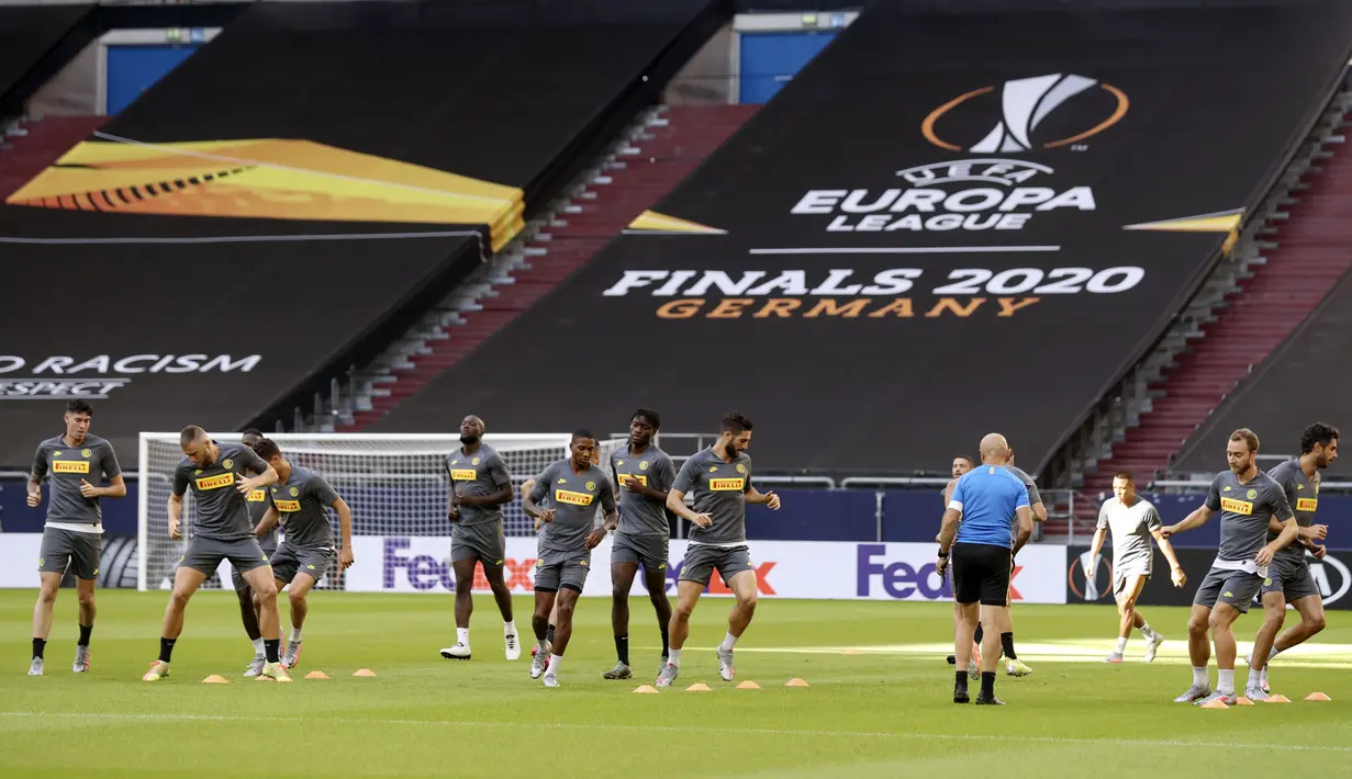 Para pemain Inter Milan melakukan pemanasan selama sesi latihan di Veltins-Arena di Gelsenkirchen, Jerman, Selasa, (4/8/2020). Inter Milan akan bertanding melawan  Getafe pada babak 16 besar Liga Europa di Veltins Arena. (Lars Baron/Pool via AP)