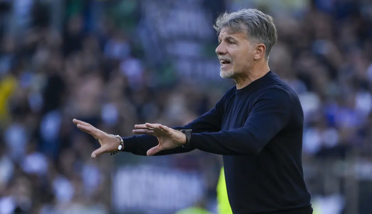 Pelatih Lazio, Marco Baroni memberikan instruksi kepada pemainnya dalam laga lanjutan Liga Italia 2024/2025 melawan Juventus di Olympic Stadium, Roma, Italia, Sabtu (10/05/2025) waktu setempat. (AP Photo/LaPresse/Fabrizio Corradetti)