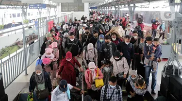 Sejumlah penumpang berjalan setibanya di Stasiun Pasar Senen, Jakarta, Rabu (11/5/2022). Kedatangan pemudik dari daerah lain tujuan Daop 1 Jakarta terpantau masih cukup tinggi seiring berakhirnya libur sekolah dan mulai masuk pada 12 Mei 2022. (Liputan6.com/Angga Yuniar)