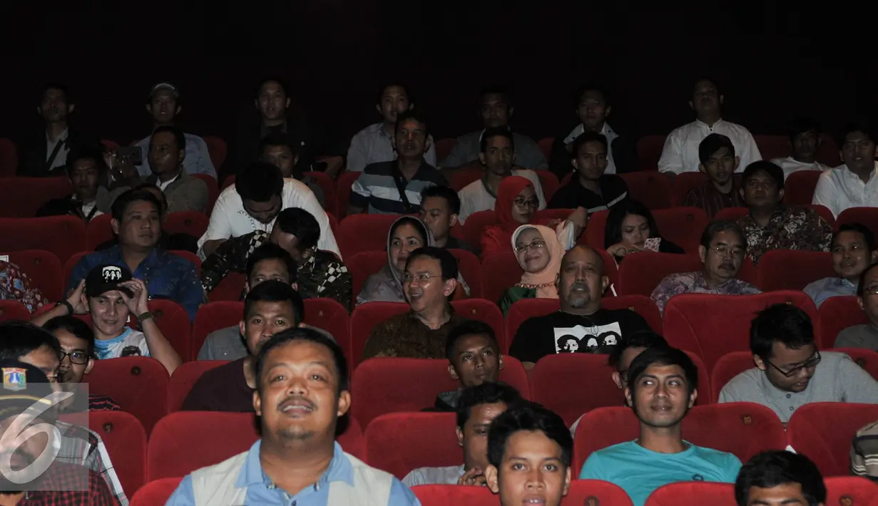 Gubernur DKI Jakarta Basuki Tjahaja Purnama berada diantara bangku penonton saat nonton film 'Warkop DKI Reborn, Jangkrik Boss! Part 1' di Djakarta Theater XXI, Jakarta, Kamis (8/9). (Liputan6.com/Yoppy Renato)