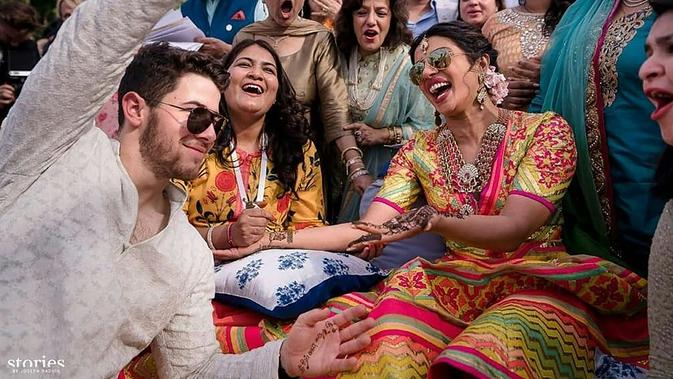 Aktris Bollywood Priyanka Chopra dan penyanyi AS Nick Jonas saat merayakan pernikahan mereka bersama teman-temannya di Istana Umaid Bhawan, Jodhpur, India, Sabtu (1/12). (Handout/Raindrop Media/AFP)