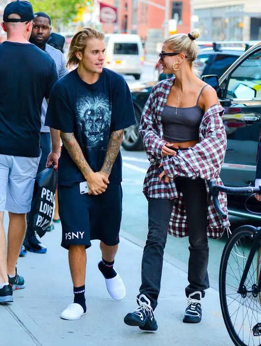 Buku tersebut menjelaskan makna pernikahan yang seharusnya menurut kitab Injil. (justinbiebertrackerrr)