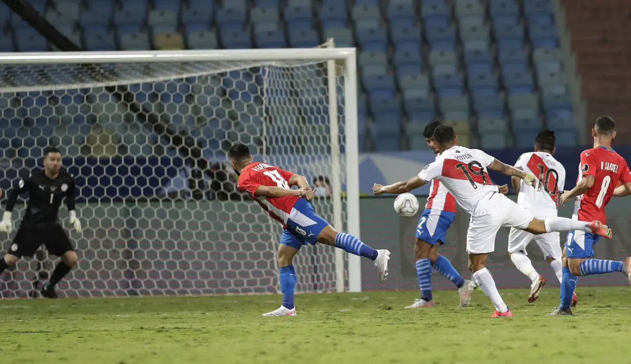 Gelandang timnas Peru, Yoshimar Yotun (19) mencetak gol ketiga untuk timnya ke gawang Paraguay pada perempat final Copa America 2021 di Estadio Olimpico Pedro Ludovico, Brasil, Sabtu (3/7/2021) dini hari WIB. Peru mengalahkan Paraguay dalam drama adu penalti dengan skor 4-3. (AP Photo/Eraldo Peres)