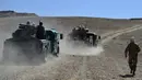 Personel gerakan perlawanan Afghanistan dan pasukan pemberontakan anti-Taliban berpatroli di Kotal-e Anjuman, Distrik Paryan, Provinsi Panjshir, Afghanistan, 23 Agustus 2021. Taliban mengatakan pasukannya telah mengepung pasukan perlawanan di Lembah Panjshir. (Ahmad SAHEL ARMAN/AFP)