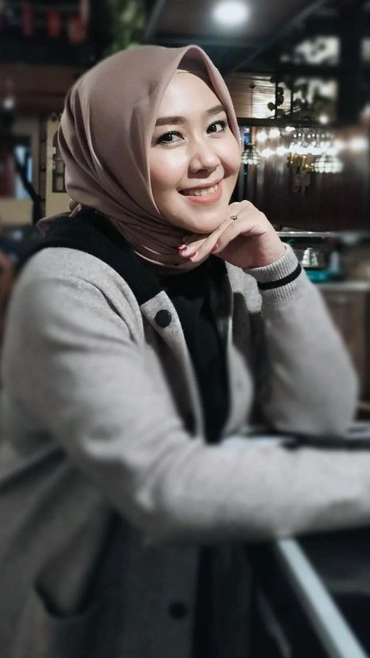 Potret Gita KDI sedang tersenyum ke arah kamera. Penampilannya langsung mencuri perhatian publik di dunia maya.