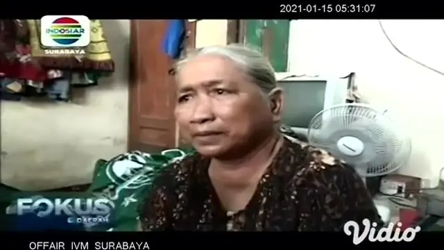 Darwati (58) warga Desa Widang, Kecamatan Widang, Kabupaten Tuban, tak kuasa menahan tangis usai menceritakan pencoretan dirinya dari penerima program Bantuan Pangan Non Tunai atau BPNT bantuan dari Kementerian Sosial yang sangat berharga.