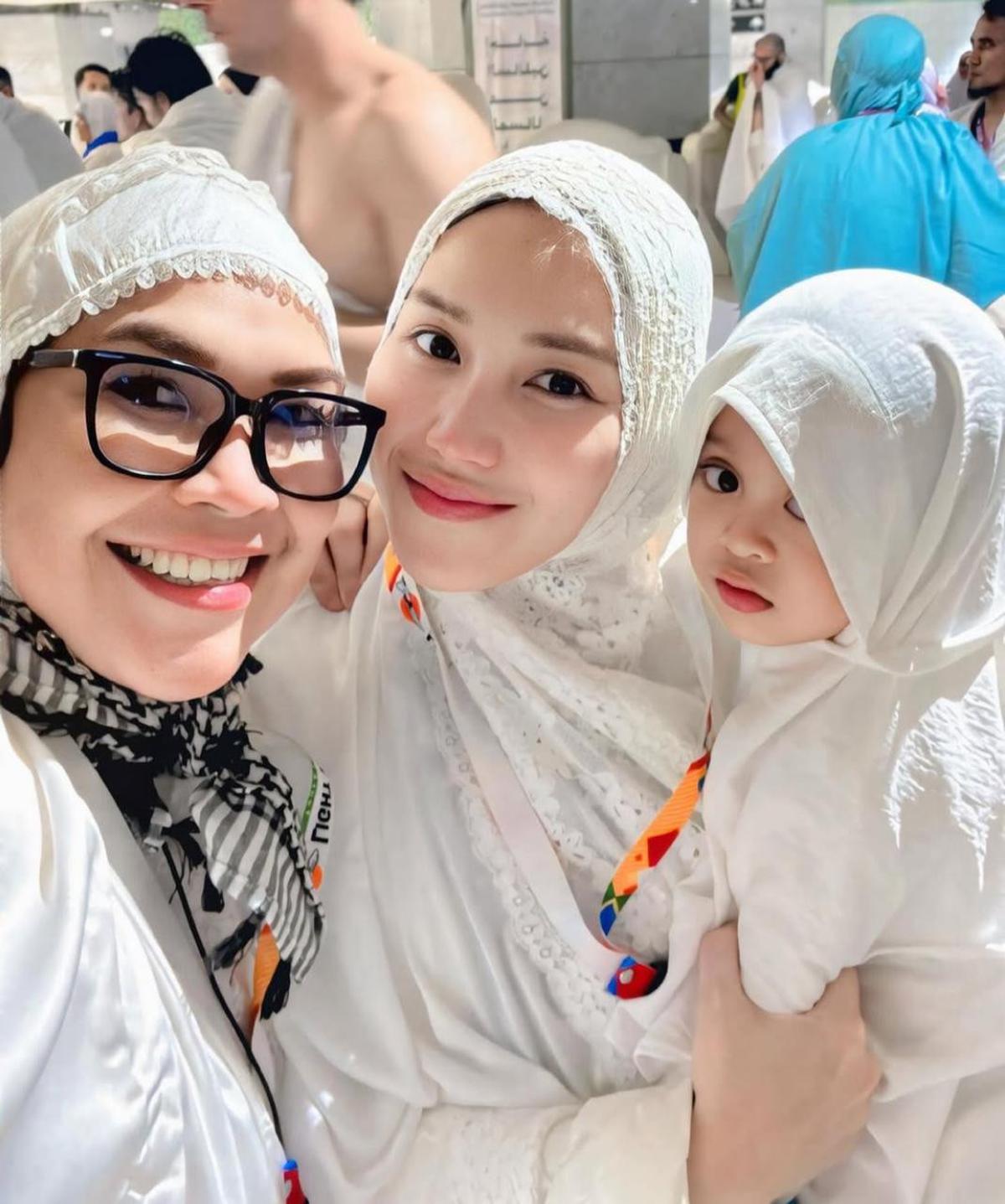 Rayakan Hari Ibu Saat Umroh, Ayu Ting Ting Sampaikan Pesan Menggugah Hati