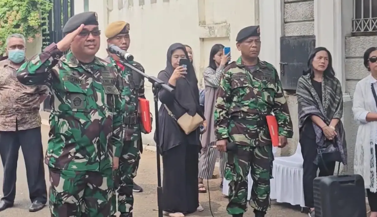 Pemakaman ayah Ira dan Ari diiringi dengan prosesi militer. Veteran perang itu meninggal dunia dalam usia 94 tahun. [Instagram/ariwibowo_official]