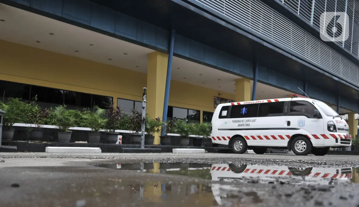 Mobil ambulans berjaga di Gelanggang Remaja Pulogadung, Rawamangun, Jakarta, Kamis (28/5/2020). Posko Karantina ini difasilitasi sebanyak 200 ranjang tidur di lantai 1 dan 2 gedung olahraga tersebut serta dijaga petugas gabungan dari Dinas Kesehatan dan Satpol PP. (merdeka.com/Iqbal S. Nugroho)