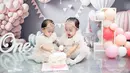 Sebagai anak kembar, Alsha dan Alma juga didandani sama. Mengenakan dress dan makin menggemaskan dengan bando di kepala. [Instagram/anisarahma_12]