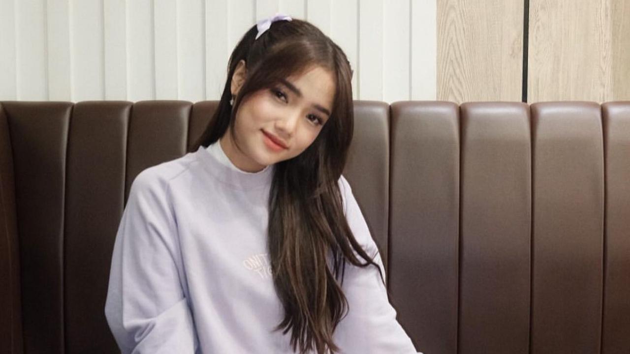 Outfit Ungu Fuji Jadi Perbincangan, Netizen Sebut: Tolong Ini Menggemaskan Sekali