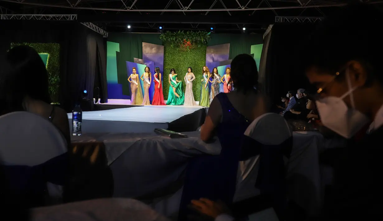 Penonton menyaksikan kontes Miss Nikaragua 2020 di tengah pandemi Covid-9 di Managua, 8 Agustus 2020. Acara tersebut berlangsung dengan tetap menerapkan protokol jarak sosial itu dihadiri 85 orang dari kru produksi. (AP Photo/Alfredo Zuniga)