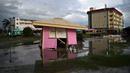 Pemandangan restoran cepat saji yang rusak setelah Badai Lisa di Belize City, Belize, 3 November 2022. Badai Tropis Lisa menyebabkan banjir dan membuat sebagian negara itu menjadi gelap gulita. (Johan ORDONEZ/AFP)