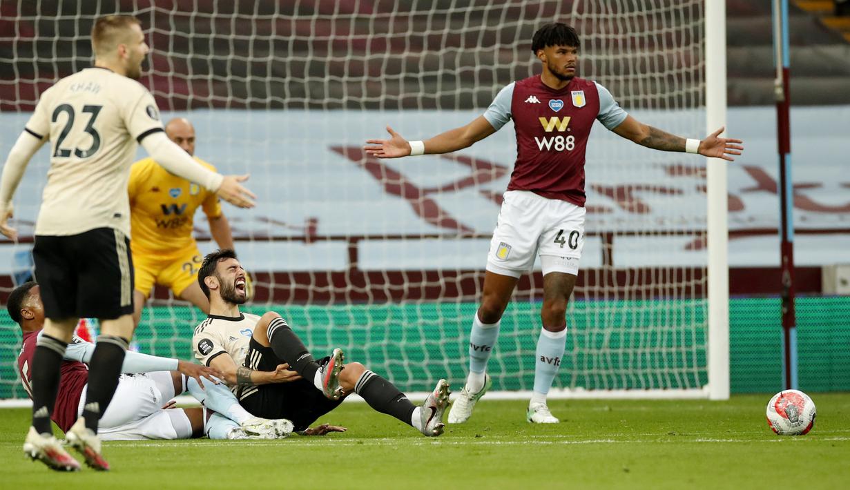 Pemain Manchester United Bruno Fernandes bereaksi saat dilanggar di kotak penalti saaat menghadapi Aston Villa pada pertandingan Premier League di Villa Park, Birmingham, Inggris, Kamis (9/7/2020). Manchester United menang 3-0. (AP Photo/Shaun Botterill, Pool)