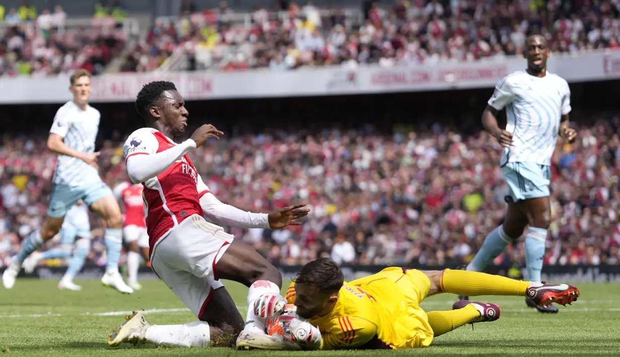 Penjaga gawang Nottingham Forest, Matt Turner berhasil mengamankan bola dari serangan pemain Arsenal, Eddie Nketiah dalam pertandingan pekan pertama Premier League 2023/2024 yang berlangsung di Emirates Stadium, Sabtu (12/8/2023) malam WIB. (AP Photo/Kirsty Wigglesworth)