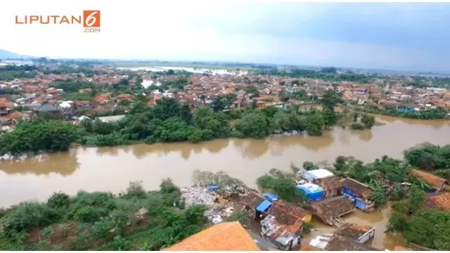 Banjir di Kabupaten Bandung, akibat luapan sungai Citarum. Belum ada tanda akan surut, Sebagian warga masih bertahan di rumahnya dan melakukan aktifitas keseharian. Meskipun air merendam kawasan pemukimannya.