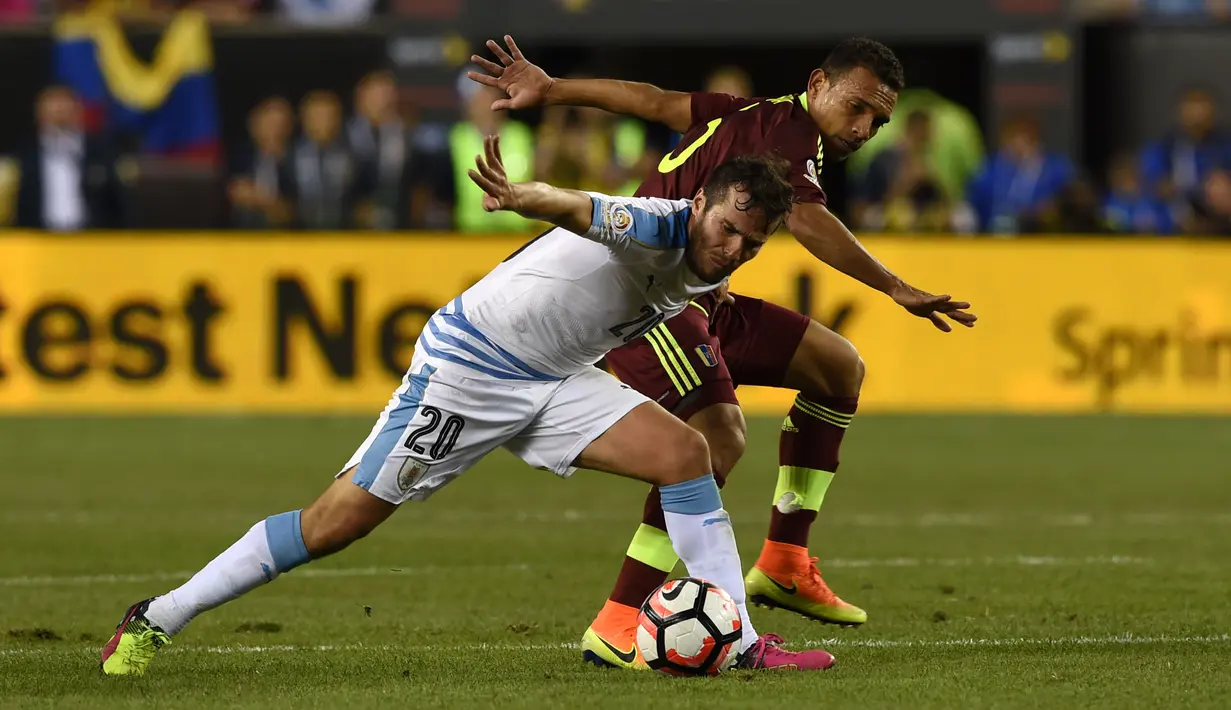 Pemain Uruguay, Alvaro Gonzalez  (kiri) berebut bola dengan pemain Venezuela, Arquimedes Figuera ada babak penyisihan grup C Copa America Centenario 2016 di Stadion Lincoln Financial Field, Philadelphia, AS, (10/6/2016). (AFP/Don Emmert)