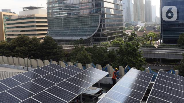 FOTO: Target Industri Panel Surya Dalam Negeri