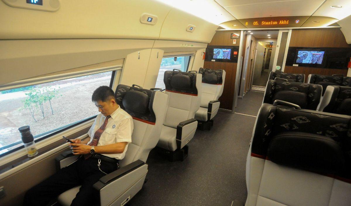 "Kegiatan uji coba operasional ini memberikan kesempatan kepada masyarakat merasakan pengalaman menggunakan kereta api dengan kecepatan tinggi hingga 350 km per jam," <br>