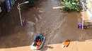 Tim SAR saat mencari penduduk yang terkena dampak banjir setelah hujan lebat di Dazhou, Sichuan, China, Minggu (11/7/2021). Banjir akibat hujan lebat melanda sejumlah wilayah di China. (AFP/STR)