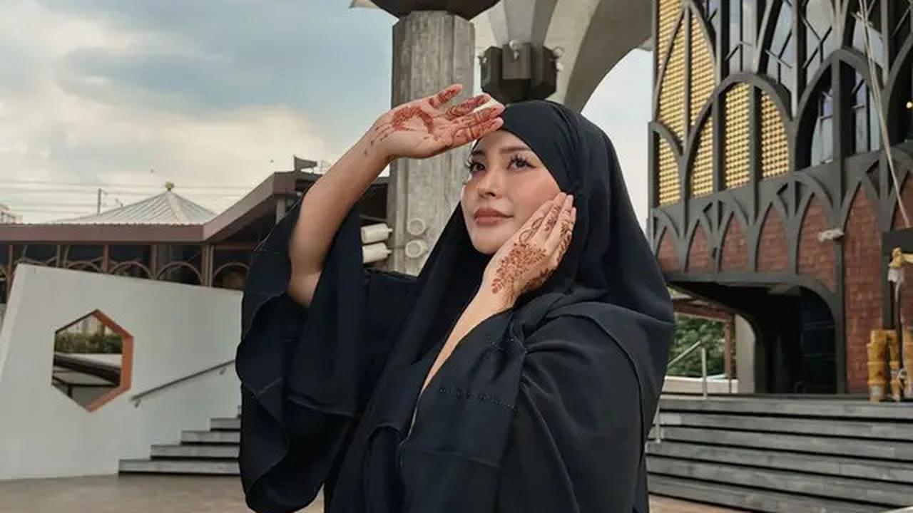 7 Potret Kae Asakura 'Rae Lil Black' Berhijab Usai Masuk Islam, Anggun Pakai Abaya