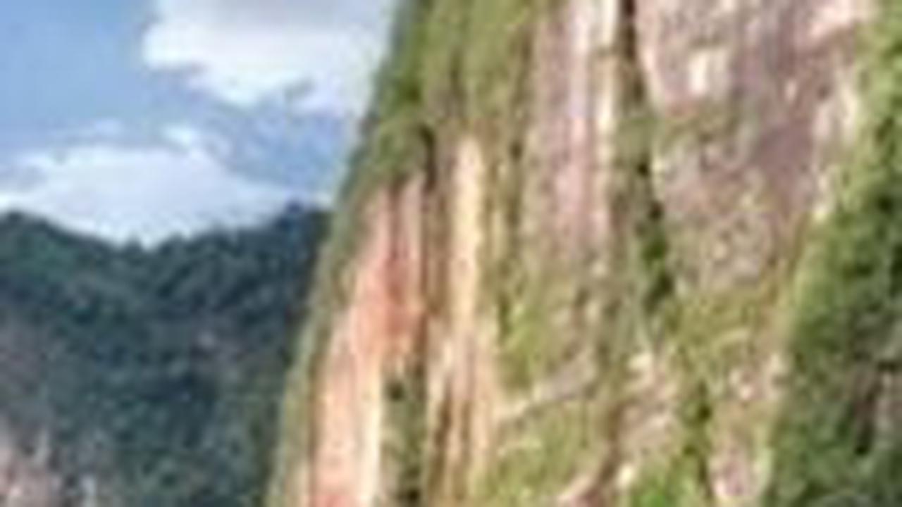 <b>7. Lembah Harau Limapuluh Kota</b>