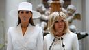 Istri Presiden AS Donald Trump, Melania Trump mendampingi istri Presiden Prancis Brigitte Macron saat melakukan tur di National Gallery of Art di Washington (24/4). (AP/Jacquelyn Martin)