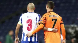 Laga FC Porto vs Juventus menjadi ajang reuni antara Pepe dan Cristiano Ronaldo meski sebagai lawan. Keduanya adalah rekan saat berseragam Real Madrid dan Timnas Portugal. (AP/Luis Vieira)