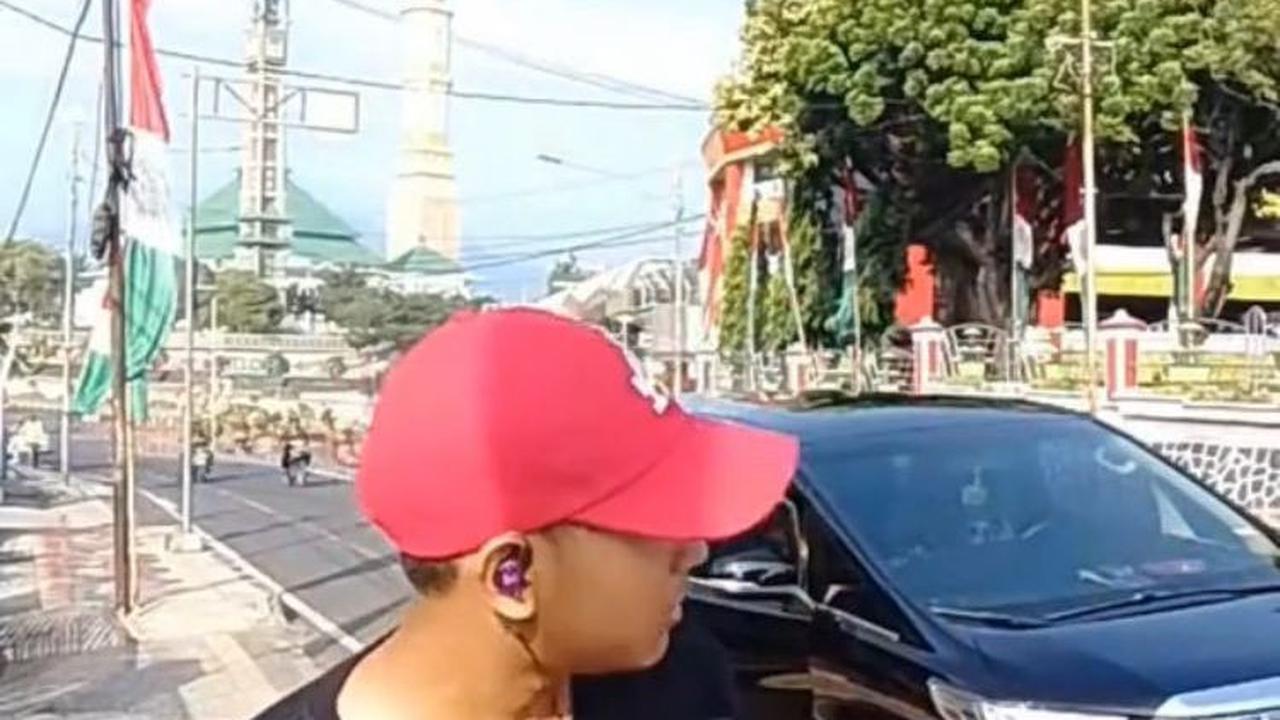 Sesaat, nyanyiannya pun terhenti. Yoga melihat ke arah jalanan dan ternyata Andika Kangen Band berjalan menghampirinya.