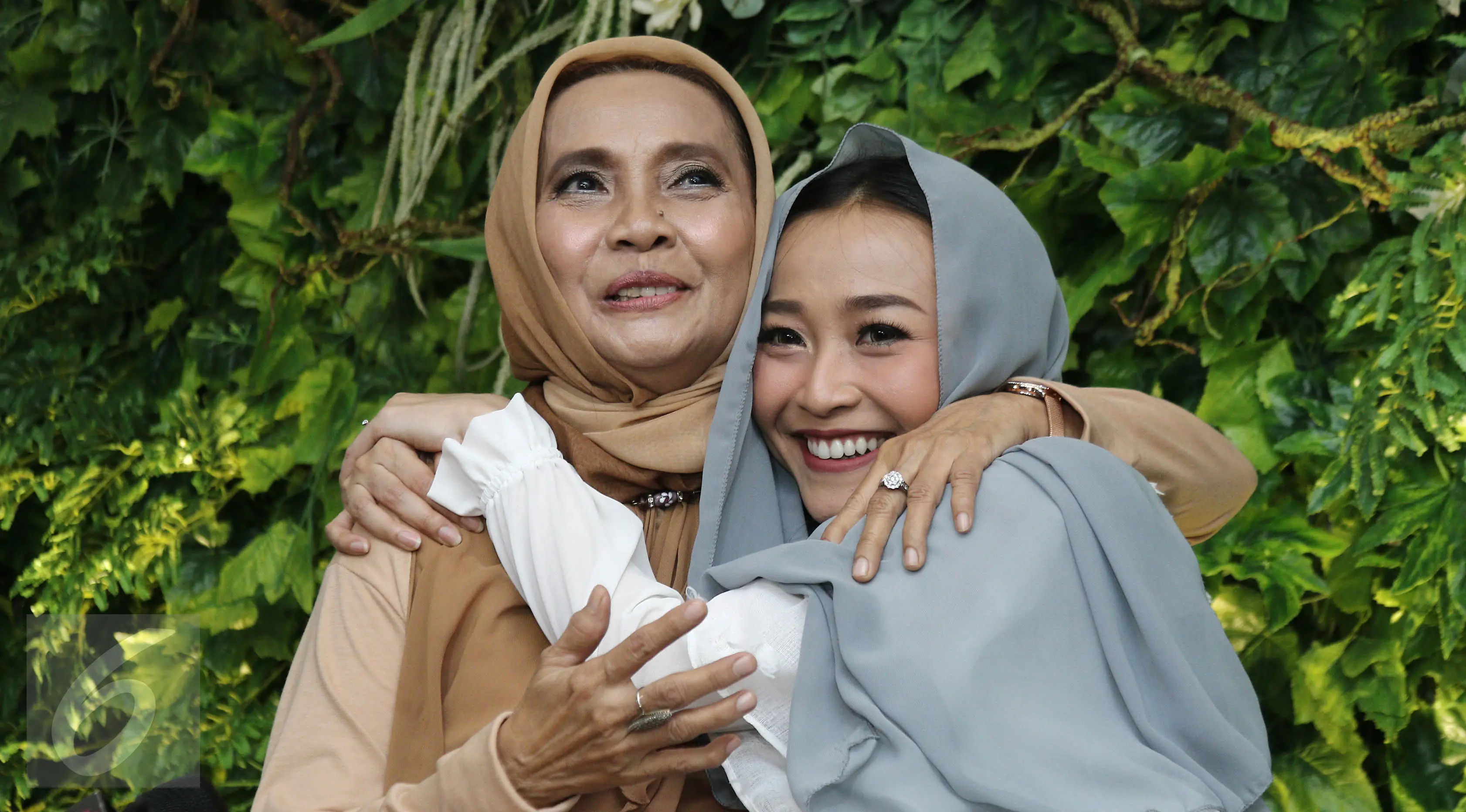 Penyanyi Rinni Wulandari bersama ibunya berpose saat  jumpa pers seusai menggelar pengajian dalam perayaan hari ulang tahun dan menjelang pernikahan di kawasan Cireundeu, Tangerang Selatan, Jumat (28/4). (Liputan6.com/Herman Zakharia)