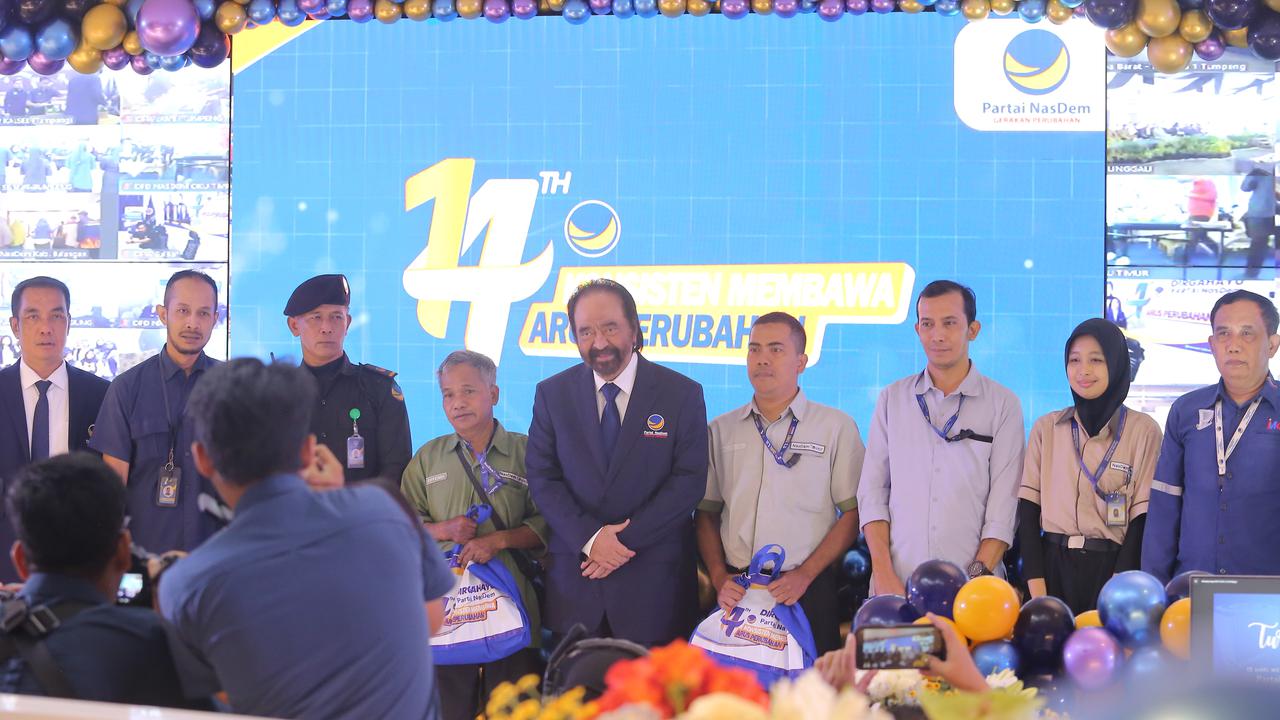 HUT Nasdem ke-14, Surya Paloh Potong Tumpeng dan Bagi-Bagi Sembako