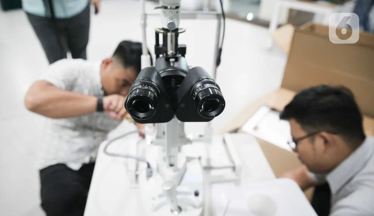 Alat Kesehatan yang dihibahkan seperti USG Biometri With Ascan Probe, Envision (Pediatric Retina Camera), Retcam Compatible Pronter, Slit lamp SL350 Merek Essilor, Chart Projector CP550 merek Essilor, Slit Lamp BQ900. (Liputan6.com/Faizal Fanani)